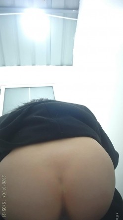 景区简易女厕偷拍美女换衣服尿尿美女手指插菊花塞痔疮 截图4