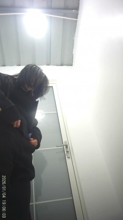 景区简易女厕偷拍美女换衣服尿尿美女手指插菊花塞痔疮 截图6