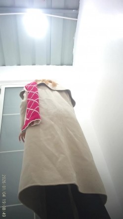 景区简易女厕偷拍美女换衣服尿尿美女手指插菊花塞痔疮 截图7