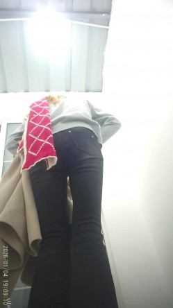 景区简易女厕偷拍美女换衣服尿尿美女手指插菊花塞痔疮 截图8