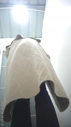 景区简易女厕偷拍美女换衣服尿尿美女手指插菊花塞痔疮 截图14