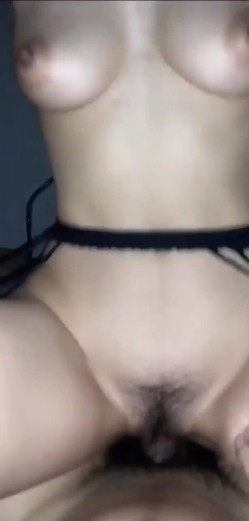 偷情的小姐姐：不要射在里面，求你了，我男朋友会发现的，不要啊求你啦。猛男最终还是忍不住内射了，惨咯！ 截图4