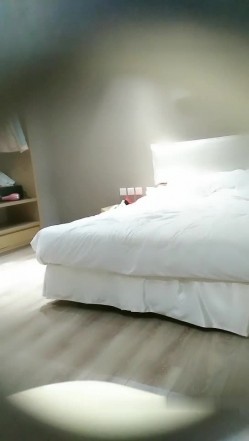 172CM女神级性感外围美女酒店不仅被猥琐男狠狠爆插了还被男的偷拍了全部操逼过程,颜值高,身材匀称,大长腿抱起来干. 截图14