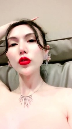 烈焰红唇极度淫骚御姐大尺度假屌自慰，大长腿高跟鞋镜头对着屁股，两根假屌双洞齐插，自摸揉穴搞得很湿 截图3
