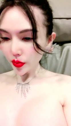 烈焰红唇极度淫骚御姐大尺度假屌自慰，大长腿高跟鞋镜头对着屁股，两根假屌双洞齐插，自摸揉穴搞得很湿 截图5