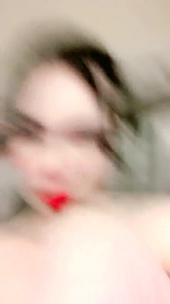 烈焰红唇极度淫骚御姐大尺度假屌自慰，大长腿高跟鞋镜头对着屁股，两根假屌双洞齐插，自摸揉穴搞得很湿 截图11