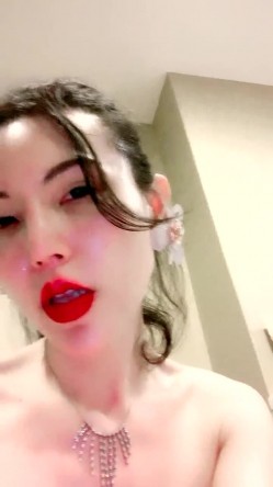 烈焰红唇极度淫骚御姐大尺度假屌自慰，大长腿高跟鞋镜头对着屁股，两根假屌双洞齐插，自摸揉穴搞得很湿 截图12