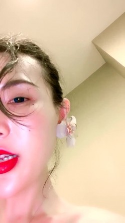 烈焰红唇极度淫骚御姐大尺度假屌自慰，大长腿高跟鞋镜头对着屁股，两根假屌双洞齐插，自摸揉穴搞得很湿 截图15