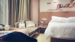 七天探花_蓝衣长发外围美女，跪地口交很是卖力，骑坐上下套弄站立抱操多姿势换着来 截图3