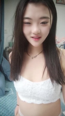 乖巧美少女瑶瑶！被炮友各种操！大屌深喉吸吮，沙发上骑乘位打桩，扶着窗台站立后入 截图3