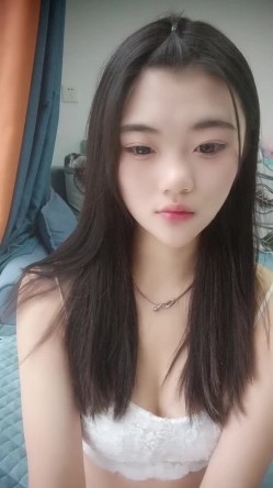 乖巧美少女瑶瑶！被炮友各种操！大屌深喉吸吮，沙发上骑乘位打桩，扶着窗台站立后入 截图4