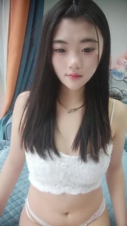乖巧美少女瑶瑶！被炮友各种操！大屌深喉吸吮，沙发上骑乘位打桩，扶着窗台站立后入 截图5