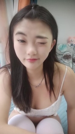 乖巧美少女瑶瑶！被炮友各种操！大屌深喉吸吮，沙发上骑乘位打桩，扶着窗台站立后入 截图6