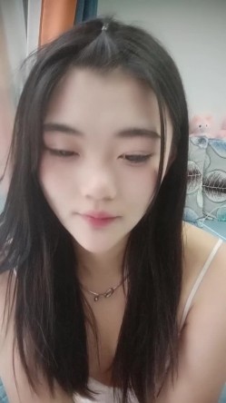 乖巧美少女瑶瑶！被炮友各种操！大屌深喉吸吮，沙发上骑乘位打桩，扶着窗台站立后入 截图7