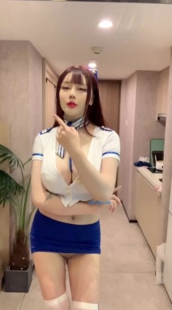 价值万元巨乳天花板极品尤物女神【白兔伊】定制究极版第二弹~花式紫薇高潮喷水虎牙风裸舞全程高潮脸 截图8