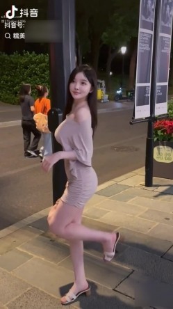 【年度重磅~超人气网红美糯子米妮大萌萌】超大尺度，抖音被扒出来了，反差真大，女神原来这么浪 截图14