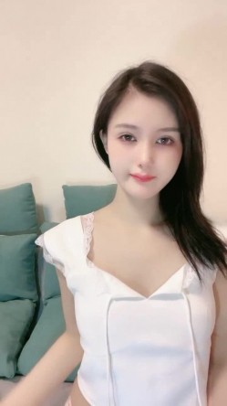 人气非常高【极品主播】神仙颜值人气小仙女 -茶酱-，有点混血儿感觉，三点全裸，揉奶，掰开逼穴，有点痒，可约哦！ 截图1