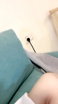 人气非常高【极品主播】神仙颜值人气小仙女 -茶酱-，有点混血儿感觉，三点全裸，揉奶，掰开逼穴，有点痒，可约哦！ 截图4