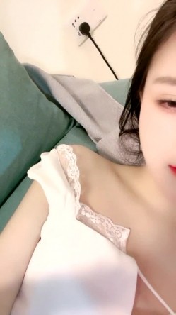 人气非常高【极品主播】神仙颜值人气小仙女 -茶酱-，有点混血儿感觉，三点全裸，揉奶，掰开逼穴，有点痒，可约哦！ 截图5