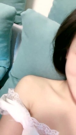 人气非常高【极品主播】神仙颜值人气小仙女 -茶酱-，有点混血儿感觉，三点全裸，揉奶，掰开逼穴，有点痒，可约哦！ 截图10
