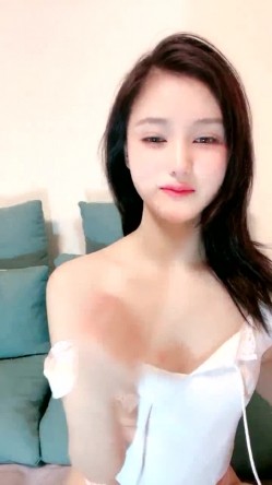 人气非常高【极品主播】神仙颜值人气小仙女 -茶酱-，有点混血儿感觉，三点全裸，揉奶，掰开逼穴，有点痒，可约哦！ 截图12