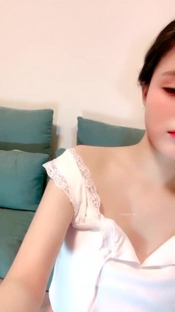 人气非常高【极品主播】神仙颜值人气小仙女 -茶酱-，有点混血儿感觉，三点全裸，揉奶，掰开逼穴，有点痒，可约哦！ 截图14