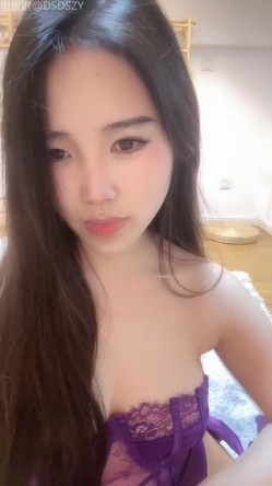黄色战袍校花女神「甜奶汐」，让人梆硬的身材，一看就是个淫妇，白虎馒头逼，不干个几个小时满足不了！ 截图3