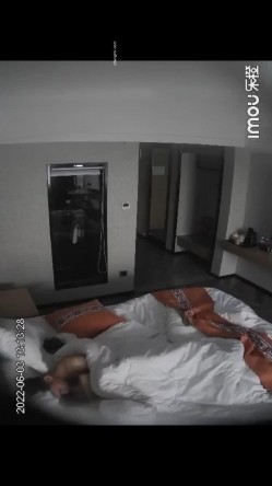 酒店监控 极品少妇跟情夫带着孩子跟情夫偷情一进房 截图1