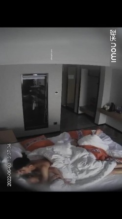 酒店监控 极品少妇跟情夫带着孩子跟情夫偷情一进房 截图2