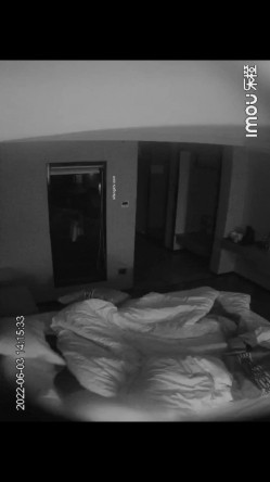 酒店监控 极品少妇跟情夫带着孩子跟情夫偷情一进房 截图3