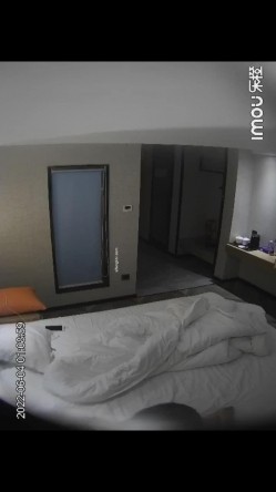 酒店监控 极品少妇跟情夫带着孩子跟情夫偷情一进房 截图4