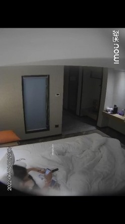 酒店监控 极品少妇跟情夫带着孩子跟情夫偷情一进房 截图5