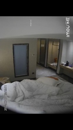 酒店监控 极品少妇跟情夫带着孩子跟情夫偷情一进房 截图9