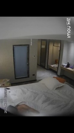 酒店监控 极品少妇跟情夫带着孩子跟情夫偷情一进房 截图10