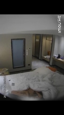 酒店监控 极品少妇跟情夫带着孩子跟情夫偷情一进房 截图11