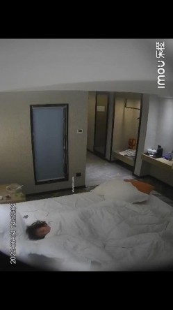 酒店监控 极品少妇跟情夫带着孩子跟情夫偷情一进房 截图12
