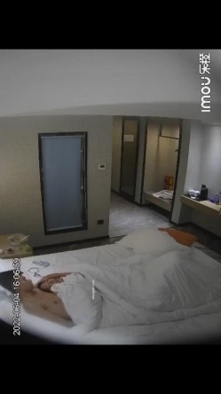 酒店监控 极品少妇跟情夫带着孩子跟情夫偷情一进房 截图13