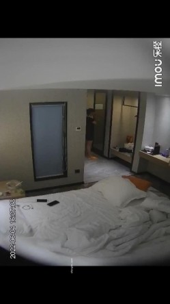 酒店监控 极品少妇跟情夫带着孩子跟情夫偷情一进房 截图14