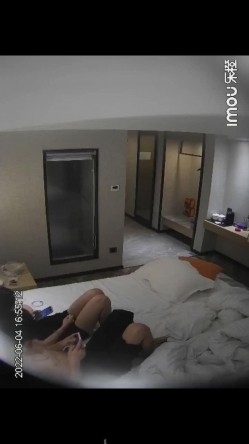 酒店监控 极品少妇跟情夫带着孩子跟情夫偷情一进房 截图15