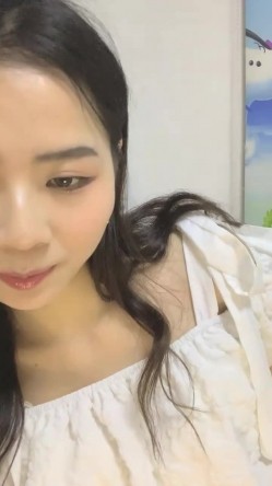 最喜欢的一个美少女，【兰哥】校花女神~!大长美腿~特写骚穴~柔逼自慰~爽到不行~强烈推荐 截图11