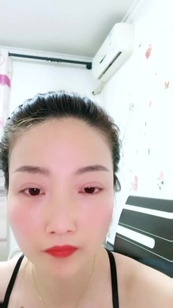 县城的极品小少妇，【小河弯弯】，户外尿尿~道具自慰~无套啪啪~内射口爆吞精 截图2
