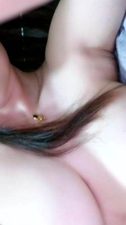县城的极品小少妇，【小河弯弯】，户外尿尿~道具自慰~无套啪啪~内射口爆吞精 截图6