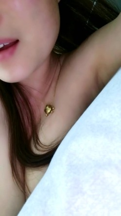 县城的极品小少妇，【小河弯弯】，户外尿尿~道具自慰~无套啪啪~内射口爆吞精 截图7