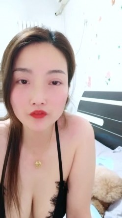 县城的极品小少妇，【小河弯弯】，户外尿尿~道具自慰~无套啪啪~内射口爆吞精 截图12