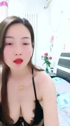 县城的极品小少妇，【小河弯弯】，户外尿尿~道具自慰~无套啪啪~内射口爆吞精 截图16
