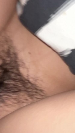 声音甜美可爱的眼镜妹羞答答的，刚开始还放不开一副娇羞的表情，一遇跳蛋秒变小母狗，刺激露脸性爱 截图2