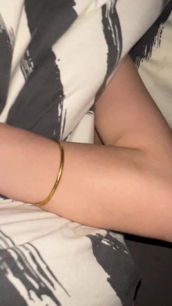声音甜美可爱的眼镜妹羞答答的，刚开始还放不开一副娇羞的表情，一遇跳蛋秒变小母狗，刺激露脸性爱 截图9