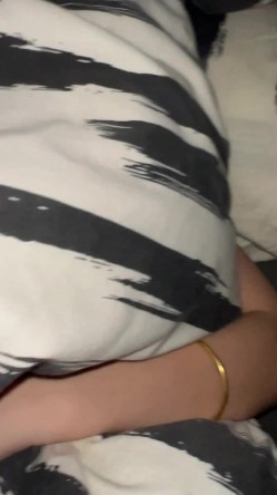 声音甜美可爱的眼镜妹羞答答的，刚开始还放不开一副娇羞的表情，一遇跳蛋秒变小母狗，刺激露脸性爱 截图11