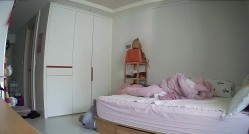 《居家摄像头破解》真实记录大奶少妇的日常洗完澡光熘熘的在床上玩手机还是一个无毛小白虎 截图6