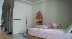《居家摄像头破解》真实记录大奶少妇的日常洗完澡光熘熘的在床上玩手机还是一个无毛小白虎 截图8
